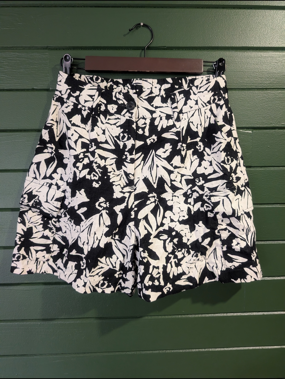 RW&CO. Black and White Floral High-Rise Cargo Shorts